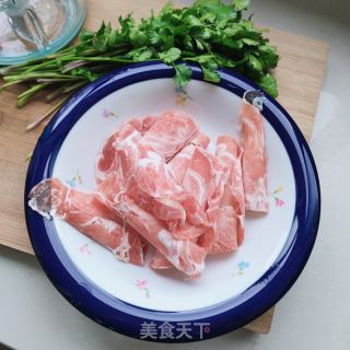 香菜羊肉丸子汤的做法步骤：1