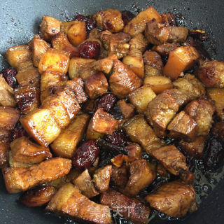 红茶枣香红烧肉的做法步骤：10