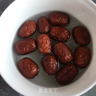 红茶枣香红烧肉的做法步骤：5