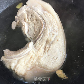 红茶枣香红烧肉的做法步骤：1