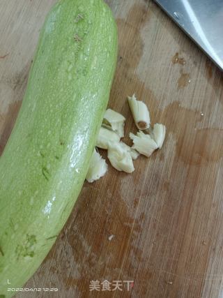 清炒西葫芦的做法步骤：1