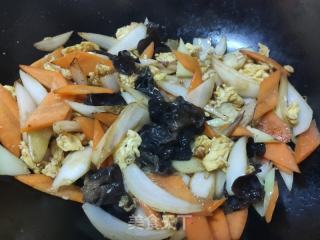 洋葱木耳炒鸡蛋的做法步骤：10