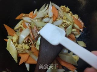 洋葱木耳炒鸡蛋的做法步骤：9