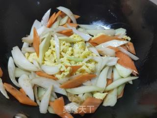 洋葱木耳炒鸡蛋的做法步骤：7