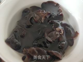 洋葱木耳炒鸡蛋的做法步骤：3