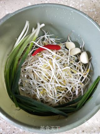炝炒豆芽的做法步骤：1
