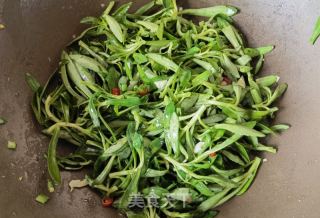 小米椒蒜蓉炒养心菜的做法步骤：7