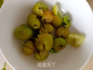 椒盐三月李的做法步骤：2