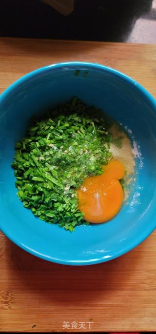 黑全麦粉韭菜鸡蛋饼的做法步骤：3