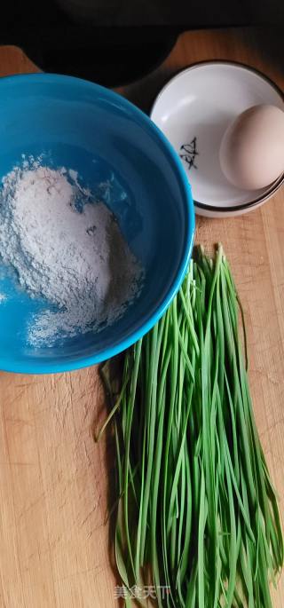黑全麦粉韭菜鸡蛋饼的做法步骤：1