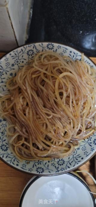 韭菜豆芽炒粉条的做法步骤：2