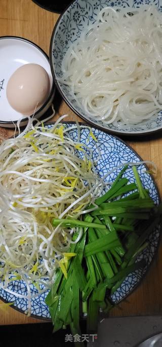韭菜豆芽炒粉条的做法步骤：1