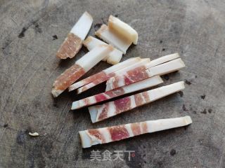 咸肉炒萌菜的做法步骤：3