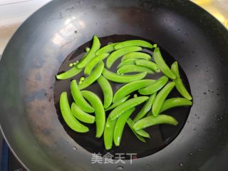 双黄蛋甜豆饼的做法步骤：2
