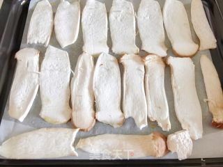 爆！杏鲍菇的神仙吃法，有烤箱就会～烤杏鲍菇的做法步骤：4