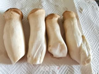 爆！杏鲍菇的神仙吃法，有烤箱就会～烤杏鲍菇的做法步骤：1