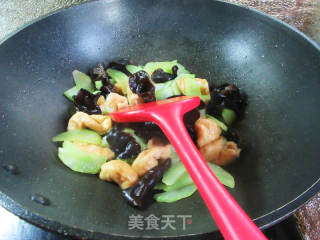 黑木耳油面筋炒莴笋的做法步骤：11