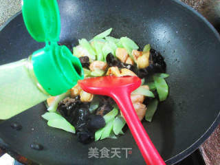 黑木耳油面筋炒莴笋的做法步骤：10