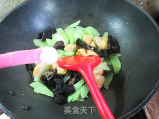 黑木耳油面筋炒莴笋的做法步骤：9