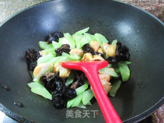 黑木耳油面筋炒莴笋的做法步骤：8