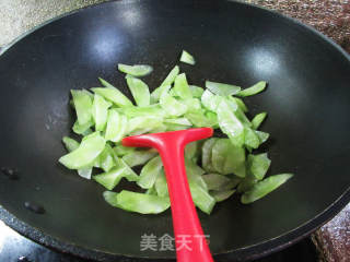 黑木耳油面筋炒莴笋的做法步骤：6