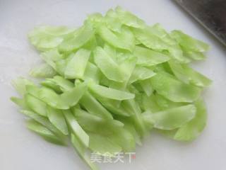 黑木耳油面筋炒莴笋的做法步骤：4
