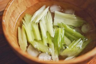 冰镇凤尾芹菜的做法步骤：2