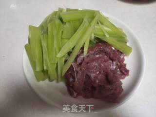 肉片炒莴笋的做法步骤：1