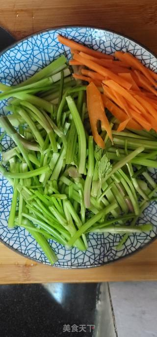 水芹菜炒驴肉的做法步骤：4