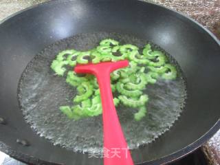 虾干苦瓜炒鸡蛋的做法步骤：6