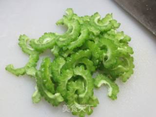 虾干苦瓜炒鸡蛋的做法步骤：5