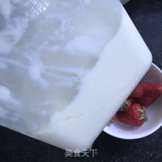 草莓酸奶拌荞麦片的做法步骤：3