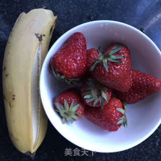 草莓酸奶拌荞麦片的做法步骤：1