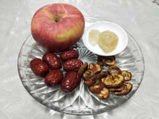 山楂苹果甜汤的做法步骤：1