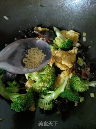 西兰花炒鸡蛋的做法步骤：14