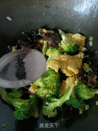 西兰花炒鸡蛋的做法步骤：11