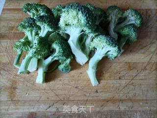 西兰花炒鸡蛋的做法步骤：1