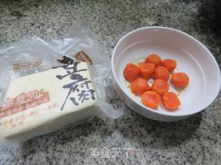 金沙豆腐的做法步骤：1