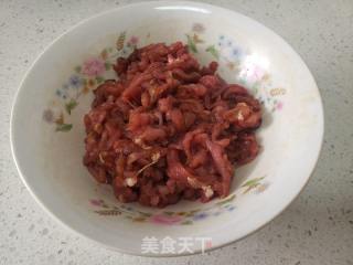 莙荙菜杆炒肉丝的做法步骤：3