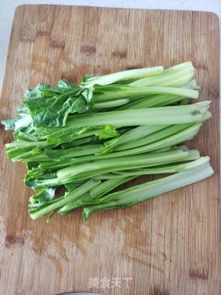 莙荙菜杆炒肉丝的做法步骤：1