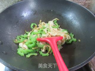 榨菜丝豆腐皮炒苦瓜的做法步骤：8