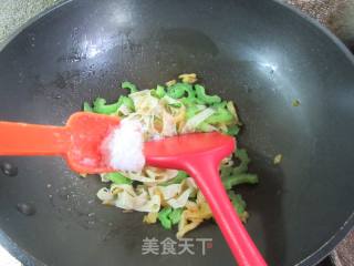榨菜丝豆腐皮炒苦瓜的做法步骤：7