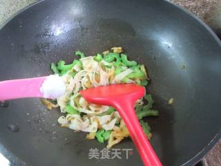 榨菜丝豆腐皮炒苦瓜的做法步骤：6
