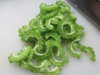 榨菜丝豆腐皮炒苦瓜的做法步骤：4