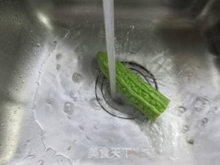 榨菜丝豆腐皮炒苦瓜的做法步骤：3