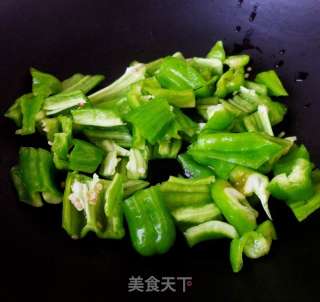 青椒炒千叶豆腐的做法步骤：3