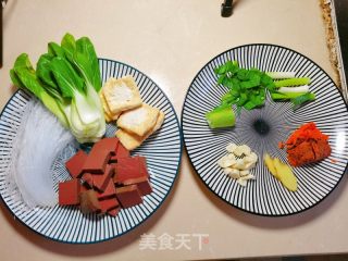 鸭血豆腐粉丝汤的做法步骤：1