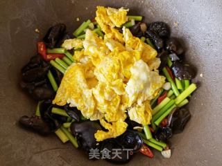 蒜苔木耳炒鸡蛋的做法步骤：10