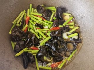 蒜苔木耳炒鸡蛋的做法步骤：9