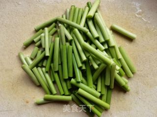 蒜苔木耳炒鸡蛋的做法步骤：1